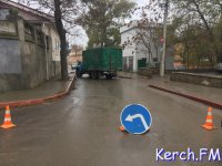 Новости » Общество: В Керчи перекрыли часть улицы Театральной