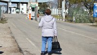 Новости » Криминал и ЧП: Жительница Керчи пыталась выехать из Крыма с загранпаспортом сестры-близнеца