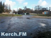 Новости » Общество: В Керчи питьевая вода рекой течет возле школы №28