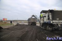 Новости » Общество: В Керчи на второй части Ворошилова начали снимать асфальт