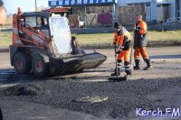 Новости » Общество: В Керчи на второй части Ворошилова  укладывают асфальт (видео)