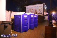 Новости » Общество: К праздникам на площади установили биотуалеты и мусорные контейнеры