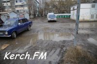 Новости » Общество: Керчане жалуются на постоянную грязь в их дворе