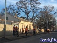 Новости » Общество: В Керчи на Чкалова коммунальщики чистят тротуары от грязи