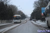 Новости » Общество: В Керчи чистили и посыпали песчаной смесью проезжую часть