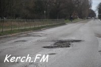 Новости » Общество: Керчане жалуются на ямы на Кирова