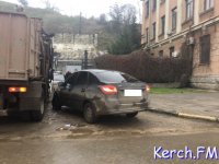 Новости » Криминал и ЧП: В Керчи столкнулись мусоровоз и «Лада»