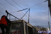 Новости » Криминал и ЧП: В Керчи у троллейбуса на ходу сломалась штанга