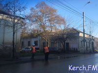 Ты репортер: На Свердлова коммунальщики подметали лужи, - керчанин