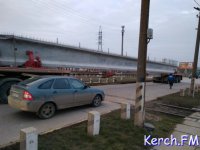 Новости » Общество: В Керчи по закрытой ул. Буденного большегрузы перевозят балки