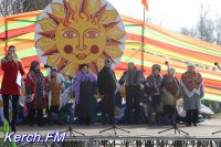 Новости » Культура: Керчане танцевали на площади под выступление творческих коллективов