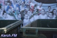 Новости » Общество: В Керчи мусорные контейнеры поставили под плакатом с детьми