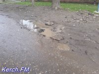 Новости » Общество: Керчане снова жалуются на грязь перед жилым  домом