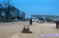 Новости » Общество: В Керчи на Ворошилова проваливается люк