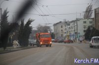 Новости » Общество: Центральные дороги Керчи посыпали песчаной смесью