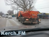 Новости » Общество: В Аршинцево начали посыпать дорогу песком