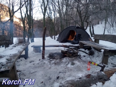 Новости » Общество: Керчанин прошел по заснеженным крымским горам (видео)