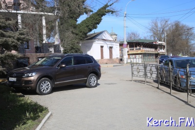 Ты репортер: Керчане жалуются на иномарки, припаркованные на тротуаре