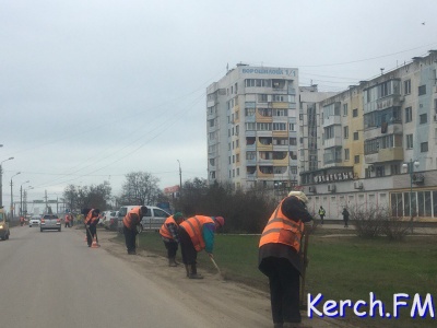 Новости » Общество: В Керчи коммунальщики убирают обочины дорог