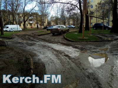 Новости » Общество: В Керчи двор в Аршинцево превратился в грязевое месиво