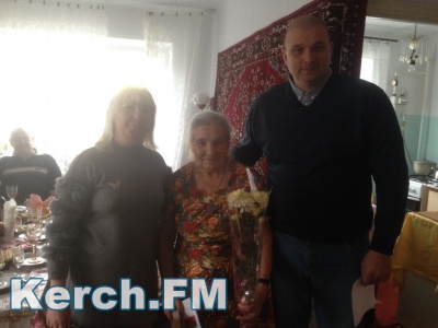 Новости » Общество: В Керчи свой 90-летний юбилей отметила Нина Журбенко