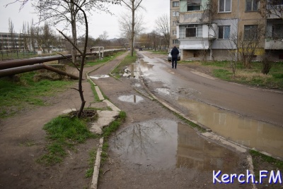 Новости » Общество: Керчане просят привести в порядок пешеходную дорожку около школы №4