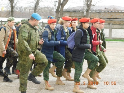 Новости » Общество: Керчане поучаствовали в военизированной эстафете юнармейских отрядов Крыма