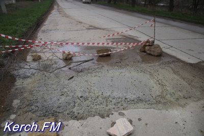 Новости » Общество: В Керчи забетонировали яму на дороге