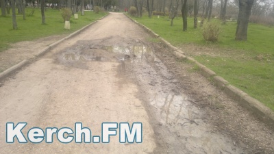 Новости » Общество: В новом парке Аршинцево не благоустроили подход к памятнику, - керчане