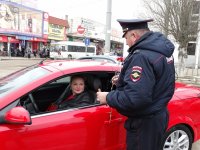 Новости » Общество: В Керчи сотрудники ГИБДД останавливали автоледи и дарили им цветы