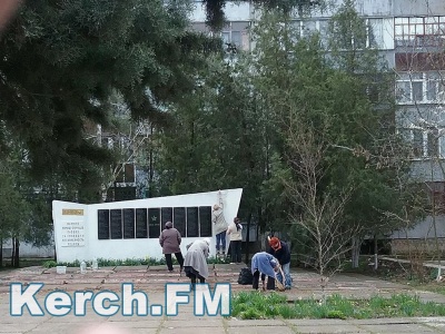 Новости » Общество: В Керчи благоустраивают памятники ко Дню освобождения города