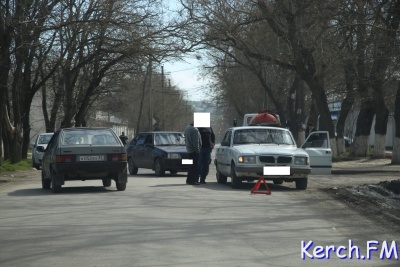 Новости » Общество: В Керчи столкнулись «Волга» и «ВАЗ»