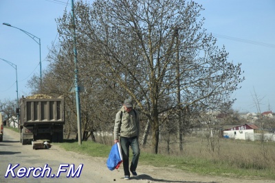 Новости » Культура: В Керчи столбы вдоль дороги украсили разноцветными флажками