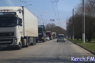 Новости » Общество: В Керчи около ж/д вокзала утром было затруднено движение транспорта