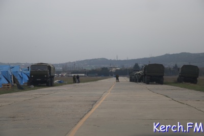 Новости » Общество: В аэропорт Керчи начала прибывать военная техника