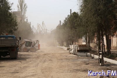 Новости » Общество: В Керчи частично перекрыли улицу Айвазовского