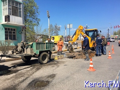 Новости » Общество: На Самойленко в Керчи водоканал устраняет прорыв водовода