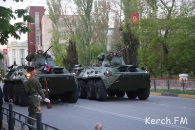 Новости » Общество: В Керчи прошла первая репетиция парада (фото)