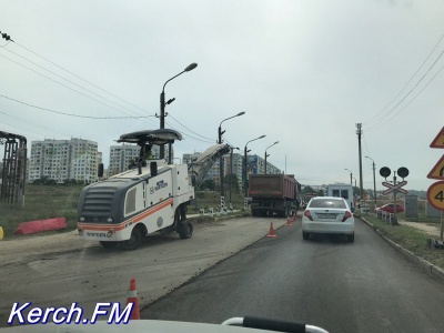 Новости » Общество: На ж/д переезде на АТП кладут асфальт