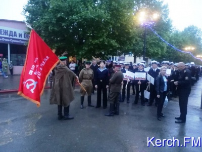 Новости » Общество: Керчане построились в колонну для факельного шествия