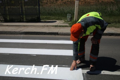 Новости » Общество: В Керчи на «Нижнем Солнечном» нанесли пешеходный переход