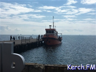 Новости » Общество: В прибрежной зоне  Керчи курсировал военный катер
