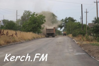 Новости » Общество: В Мичурино заасфальтировали часть дороги в один слой