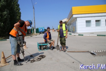 Новости » Общество: В Керчи улицу Шевякова частично подготавливают к ямочному ремонту