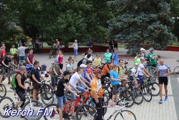 Новости » Спорт: Велопробег в Керчи сопровождали правоохранители и «скорая»