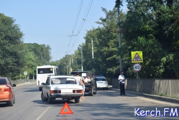 Новости » Криминал и ЧП: На Войкова в Керчи столкнулись «Волга» и «Toyota»