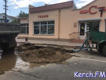 Новости » Общество: На Пролетарской в Керчи устраняют прорыв водовода