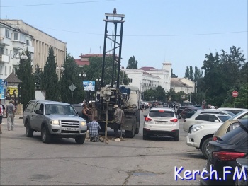 Новости » Общество: В центре Керчи разрыли дорогу