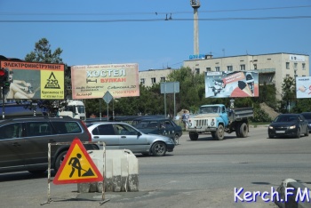 Новости » Общество: В центре Керчи - пробка из-за отремонтированного люка