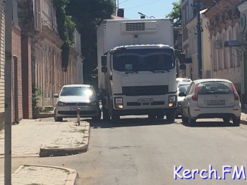 Ты репортер: Водители грузовиков просят на Театральной парковать легковушки на одной стороне